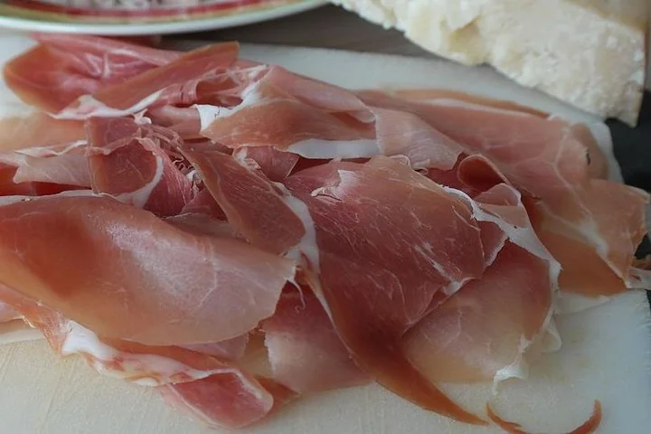 Un piatto di Prosciutto di Parma tagliato sottile